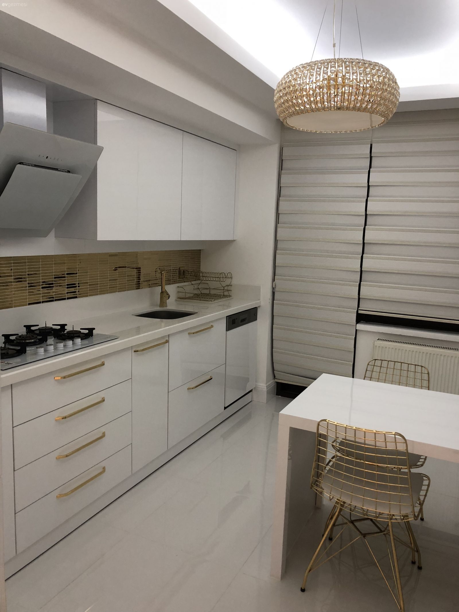 Bu Evde Klasik Detaylar Göz Alıcı Bir Tasarım Oluşturmuş.