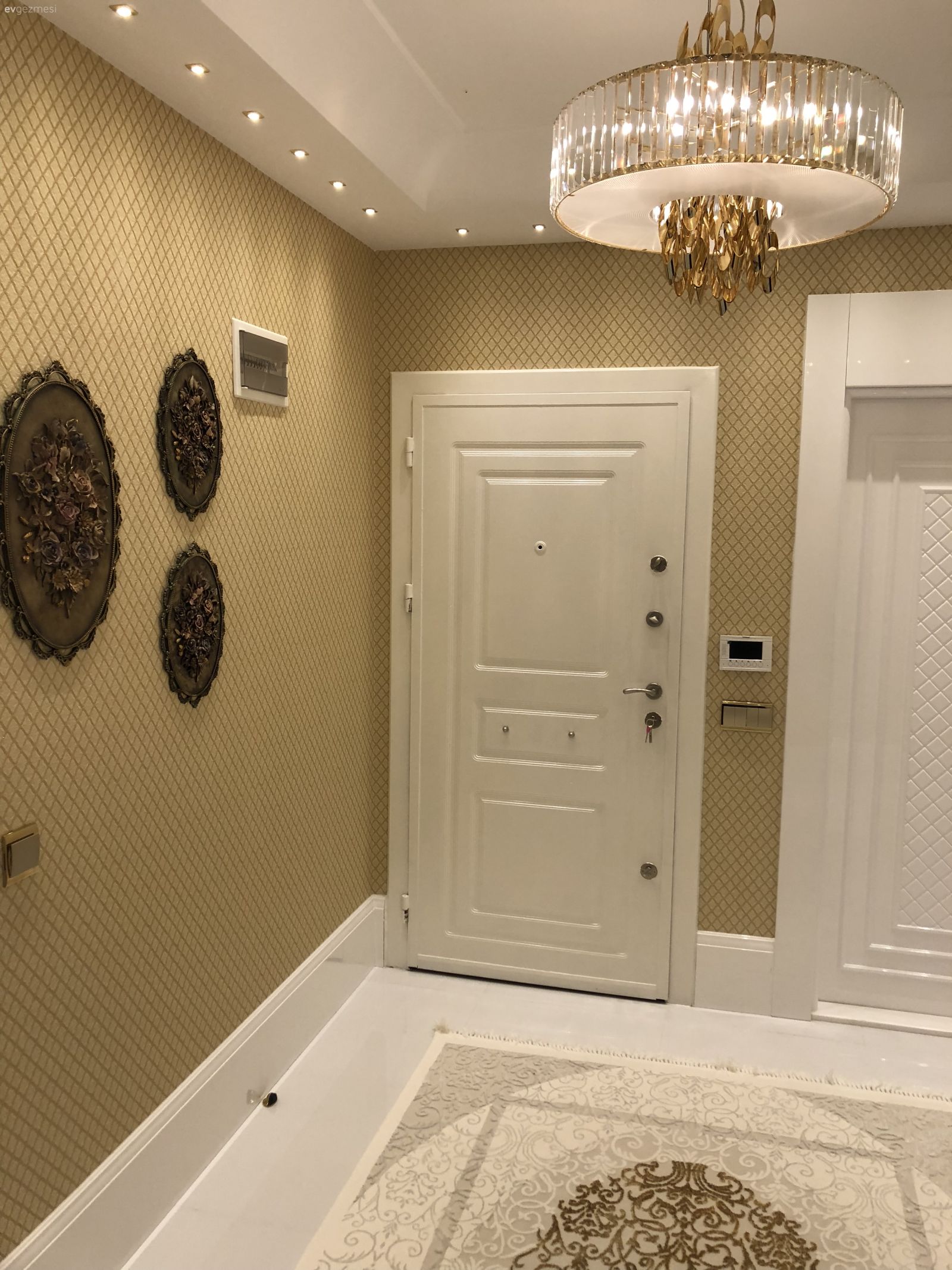 Bu Evde Klasik Detaylar Göz Alıcı Bir Tasarım Oluşturmuş.