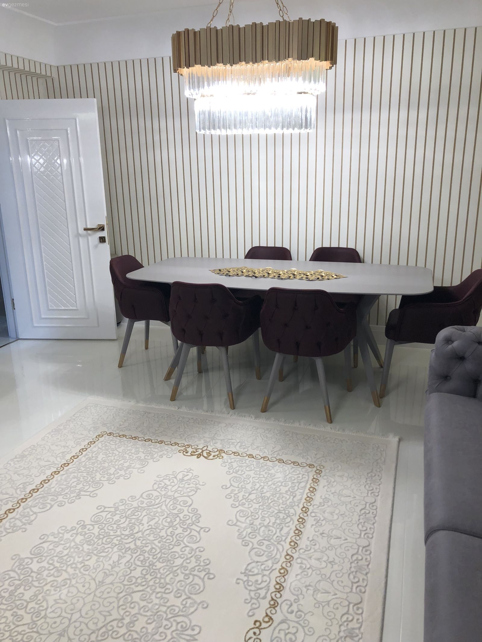 Bu Evde Klasik Detaylar Göz Alıcı Bir Tasarım Oluşturmuş.