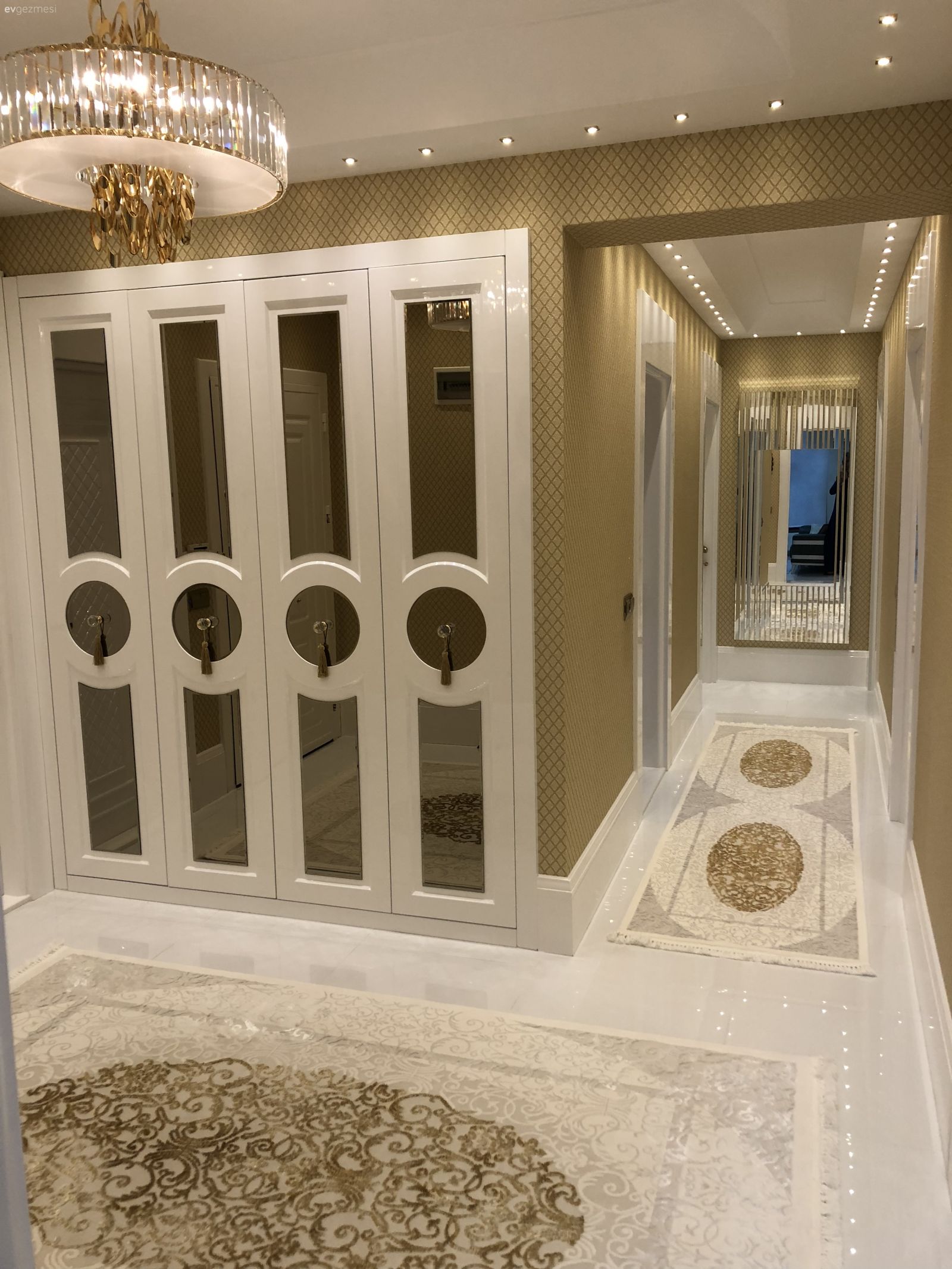 Bu Evde Klasik Detaylar Göz Alıcı Bir Tasarım Oluşturmuş.