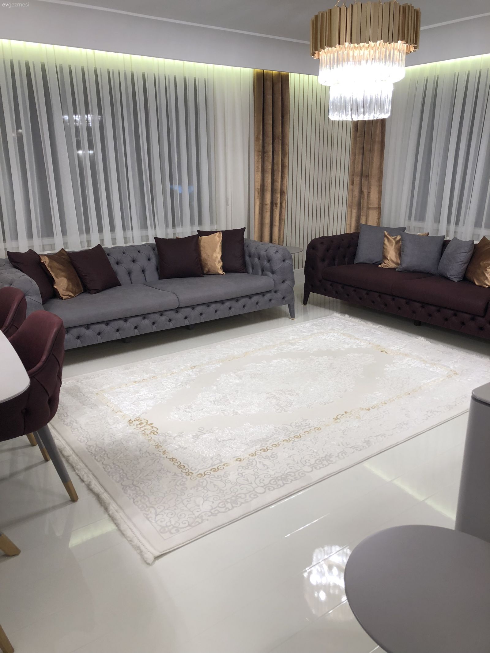 Bu Evde Klasik Detaylar Göz Alıcı Bir Tasarım Oluşturmuş.