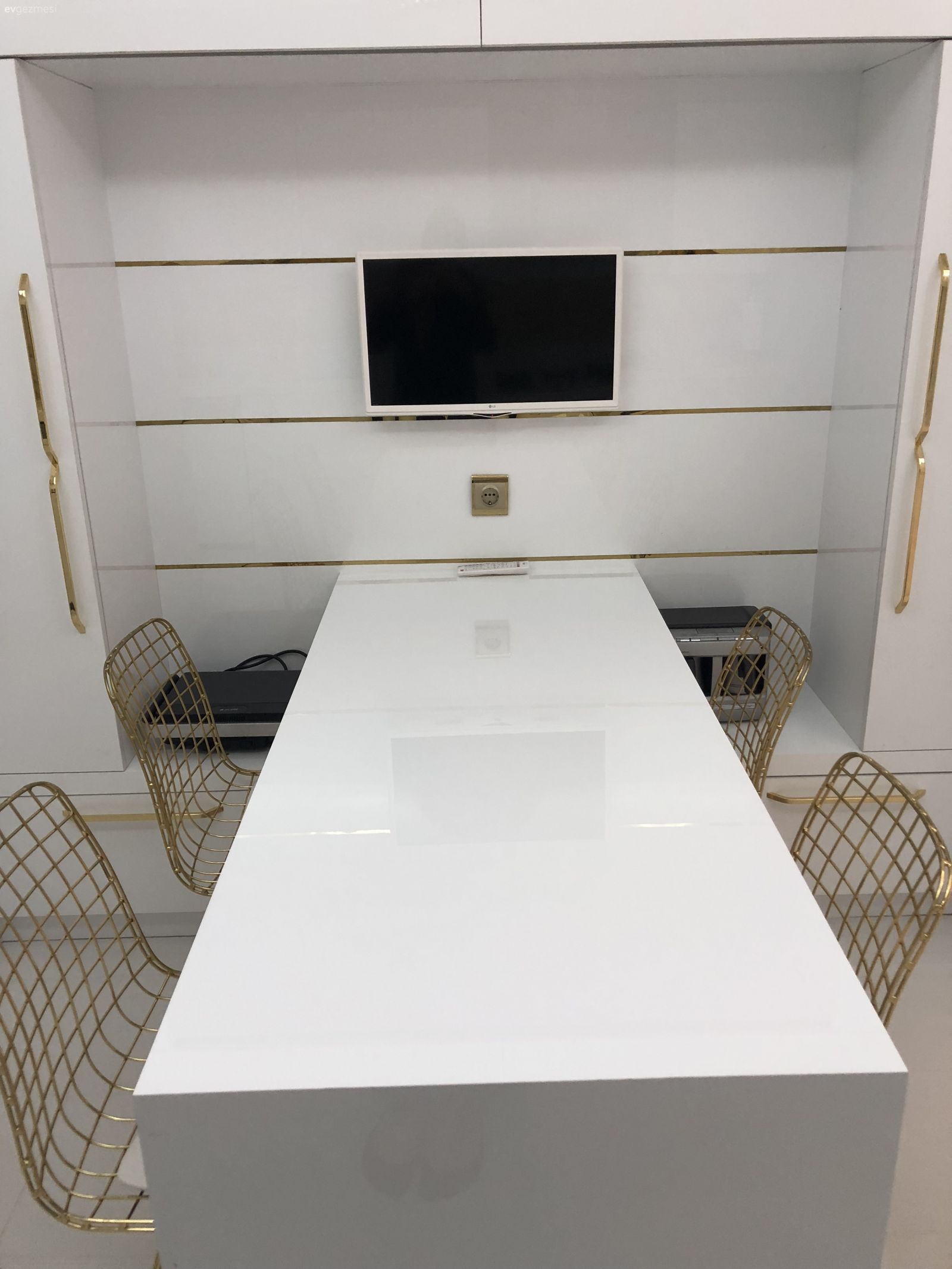 Bu Evde Klasik Detaylar Göz Alıcı Bir Tasarım Oluşturmuş.