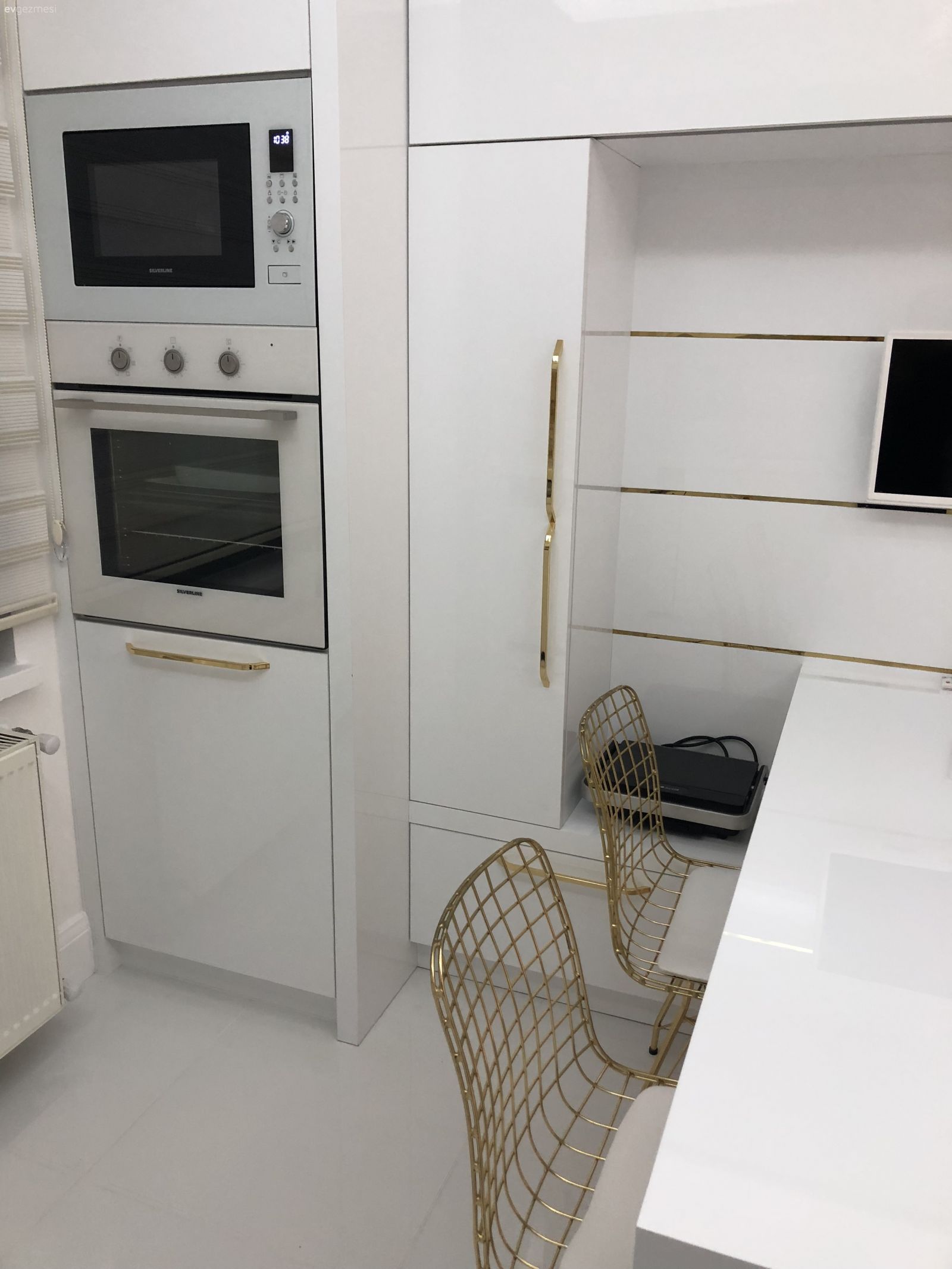 Bu Evde Klasik Detaylar Göz Alıcı Bir Tasarım Oluşturmuş.