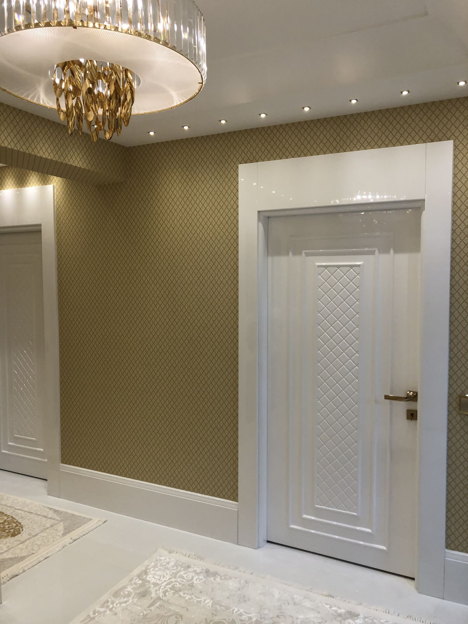 Bu Evde Klasik Detaylar Göz Alıcı Bir Tasarım Oluşturmuş.