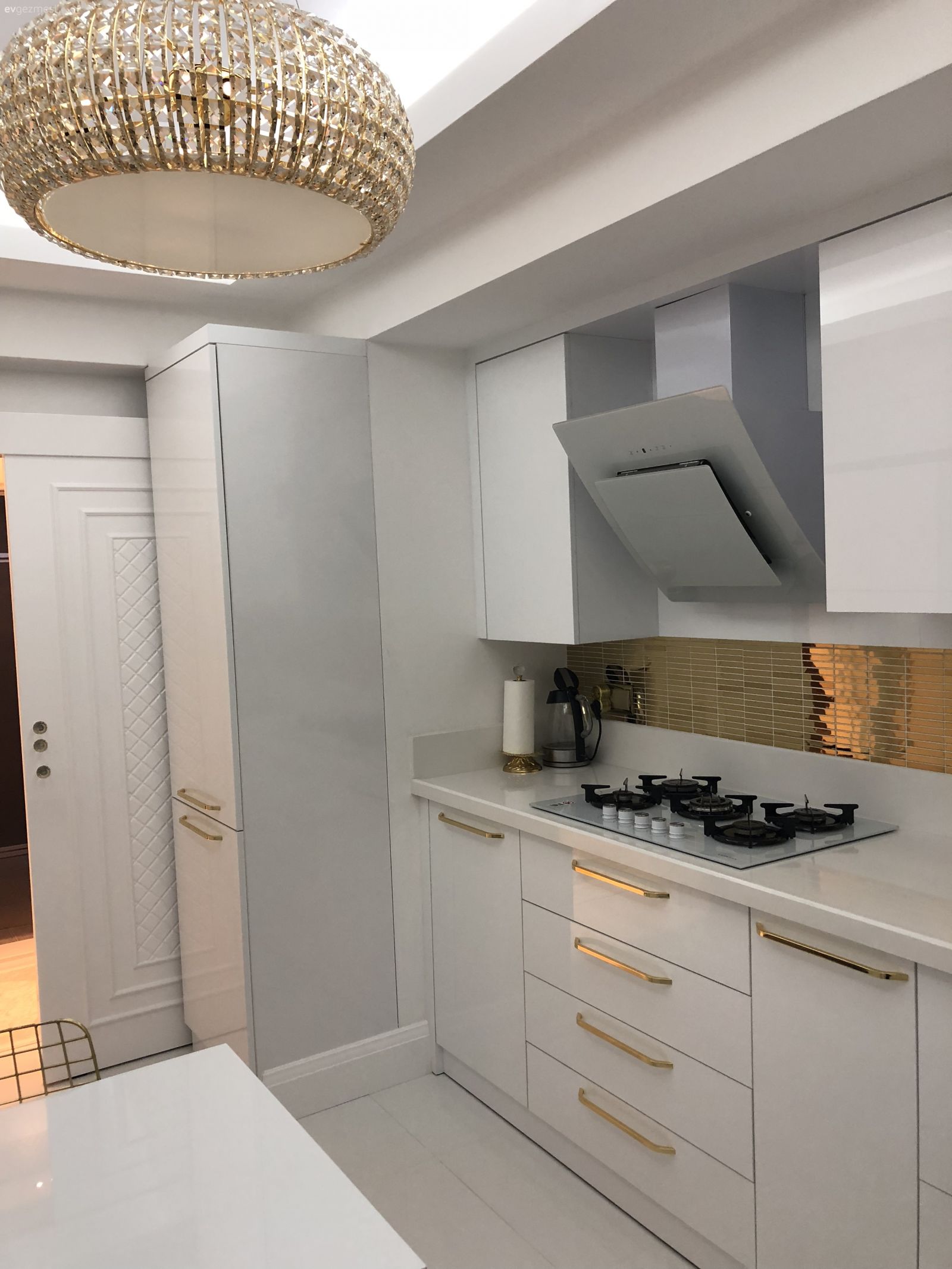 Bu Evde Klasik Detaylar Göz Alıcı Bir Tasarım Oluşturmuş.