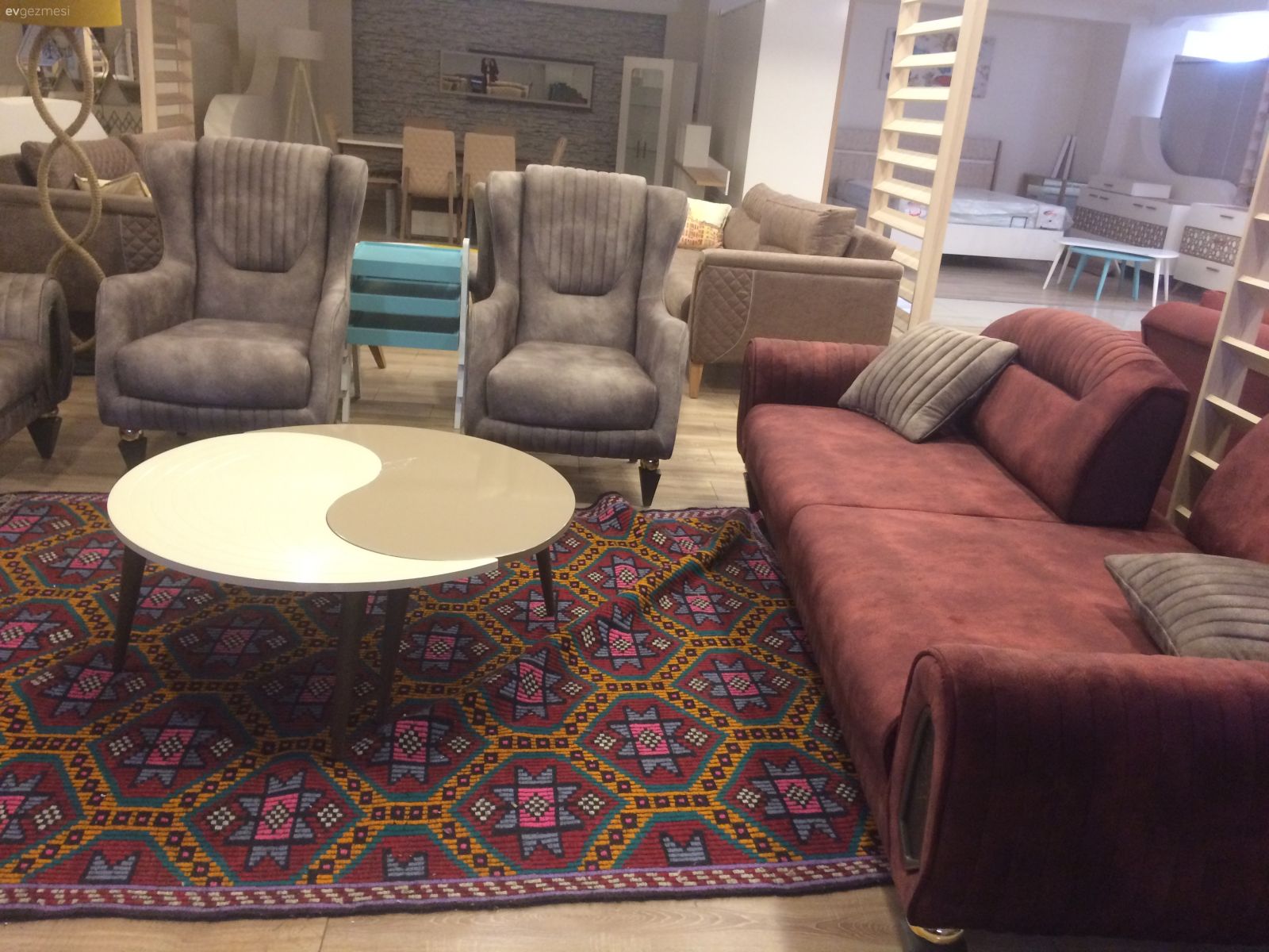 Salon için perde ve halı