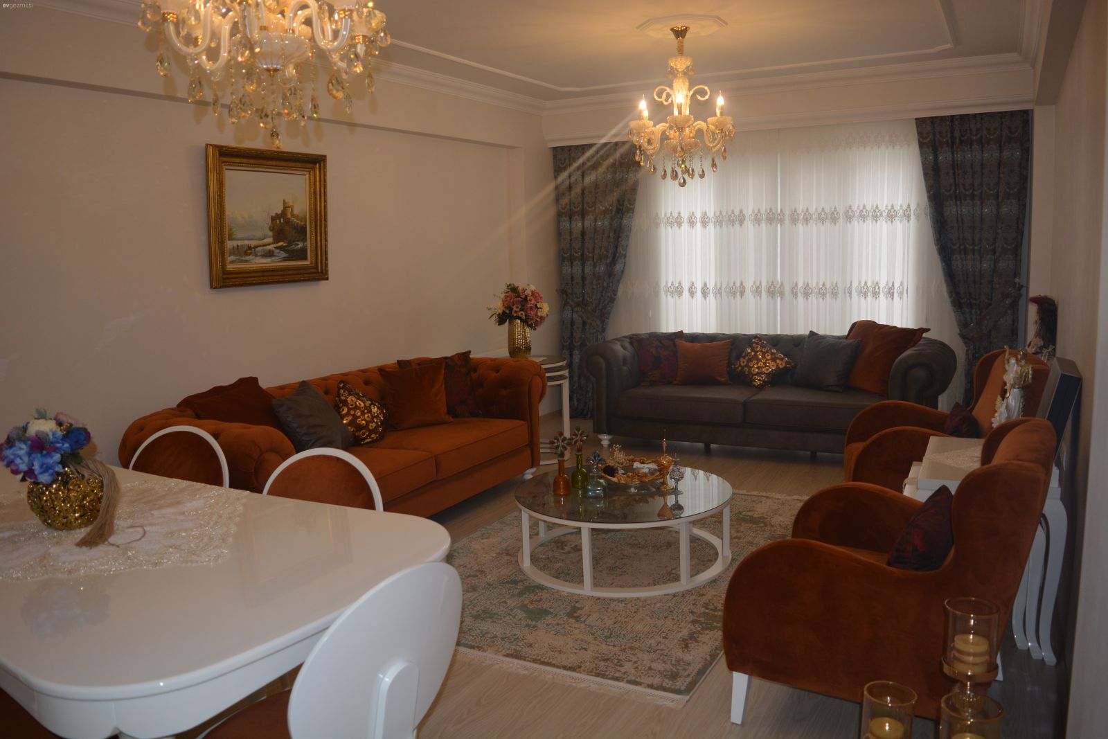 Eşimle birlikte dekore ettiğimiz evimiz..