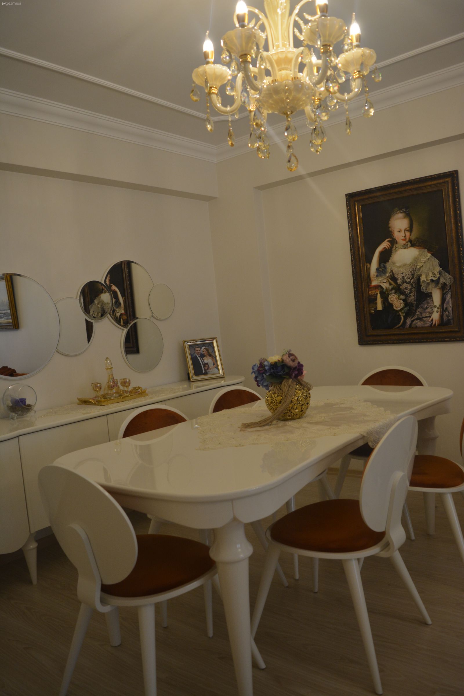 Eşimle birlikte dekore ettiğimiz evimiz..