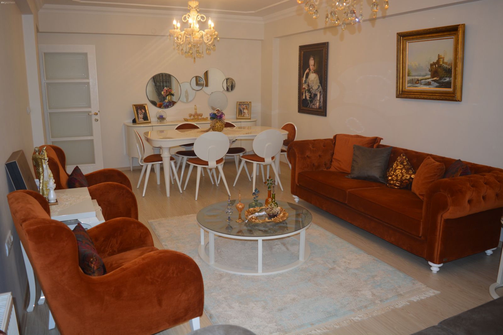 Eşimle birlikte dekore ettiğimiz evimiz..