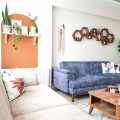 Uyumlu Renkler ve Ahşap Sıcaklığı Bu Dekora Albeni Katmış!