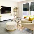 Açık Renklerin Hüküm Sürdüğü Bu Evde Sarı Vurgular Tam Kararında