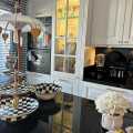 Siyah ve Beyazı Buluşturan Bu Mutfakta Parlak Yüzeyler Baskın!
