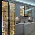 Koridor Tipi Bu Mutfağın Cam Kapakları Alana İlgiyi Arttırmış