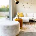 Açık Renklerin Hüküm Sürdüğü Bu Evde Sarı Vurgular Tam Kararında
