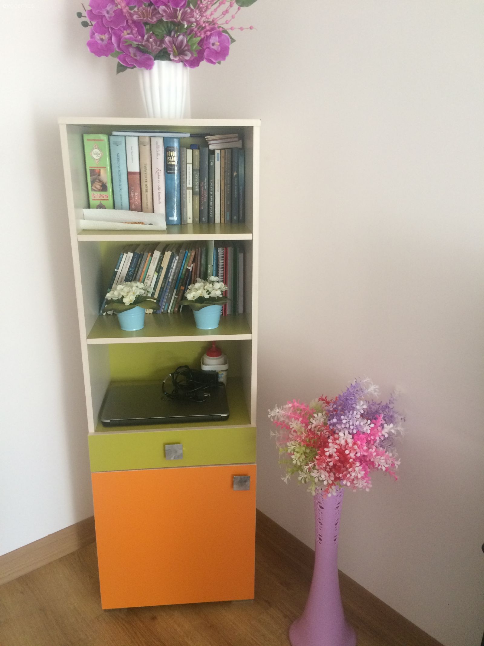 Bu dolabımı beyaza boyamak istiyorum sizce hangi boyayla boyayabilirim