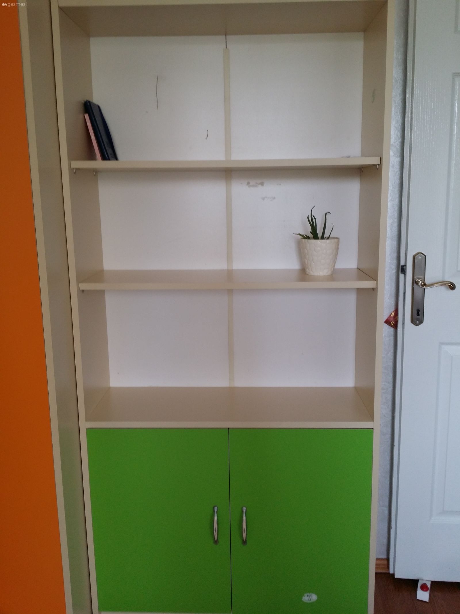 Genc odasını boyamak istiyorum