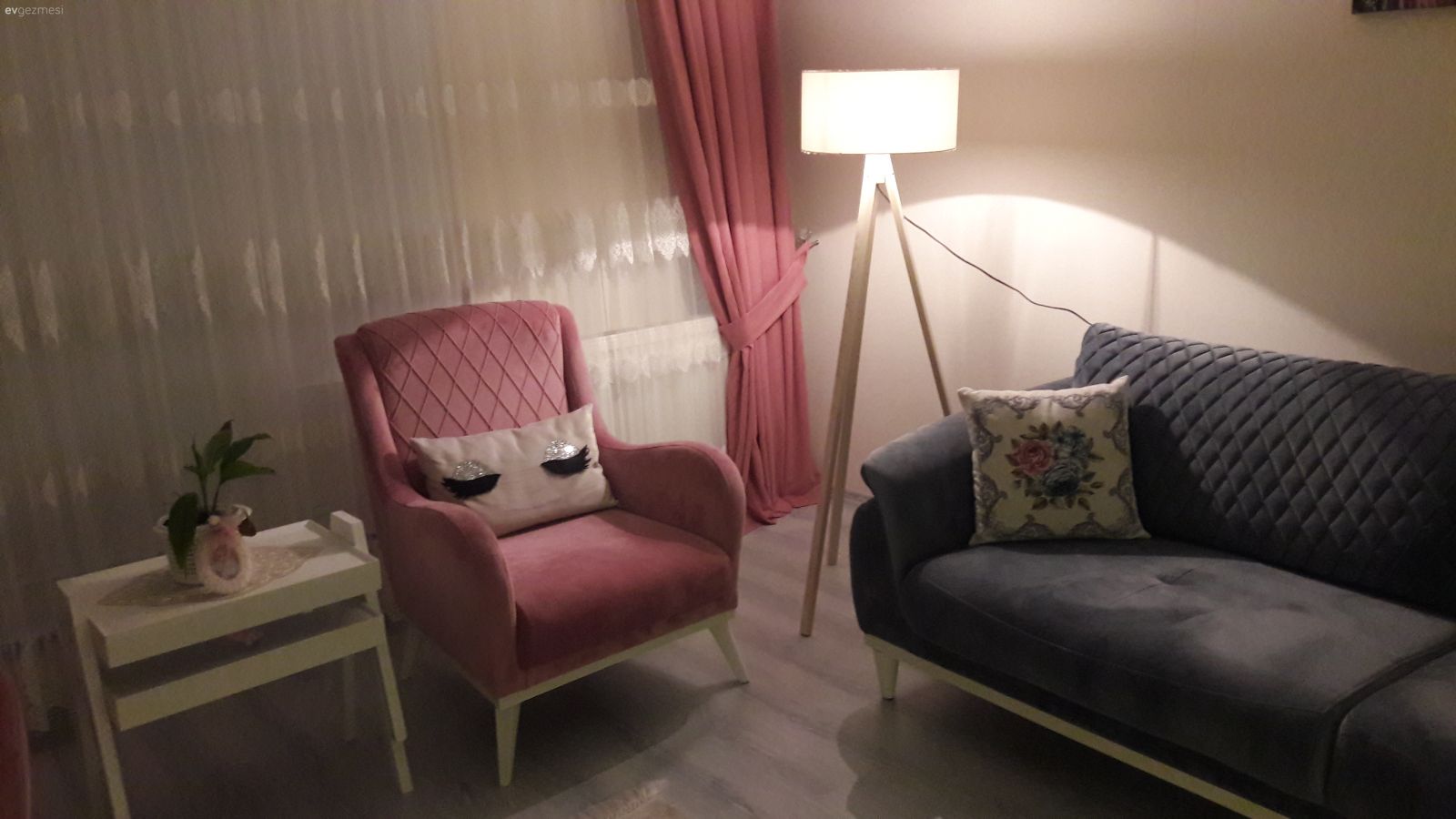 Salonumu yorumları dikkate alarak tekrar dizayn ettim :)