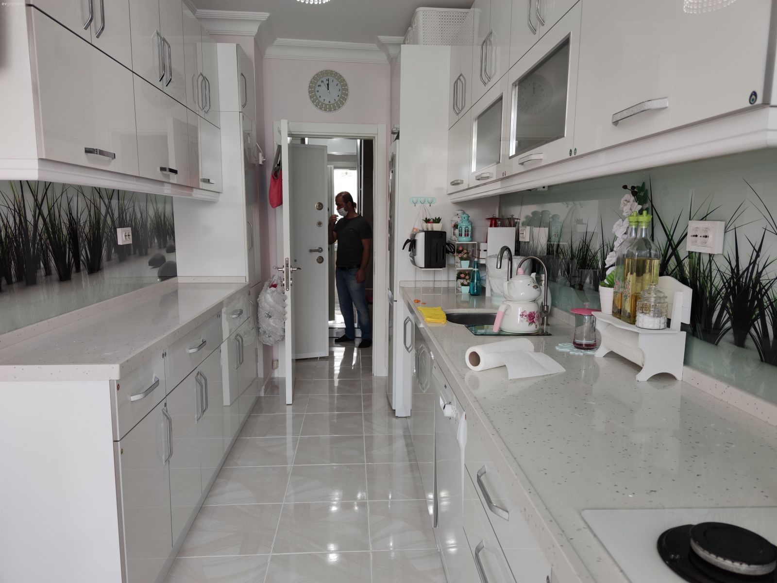 Mutfak tezgah arası cam montajı nasıl yapılır?