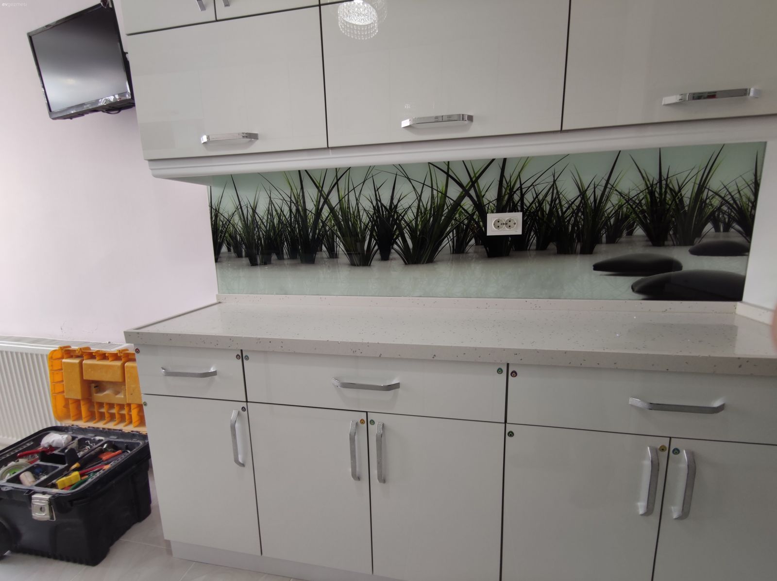 Mutfak tezgah arası cam montajı nasıl yapılır?