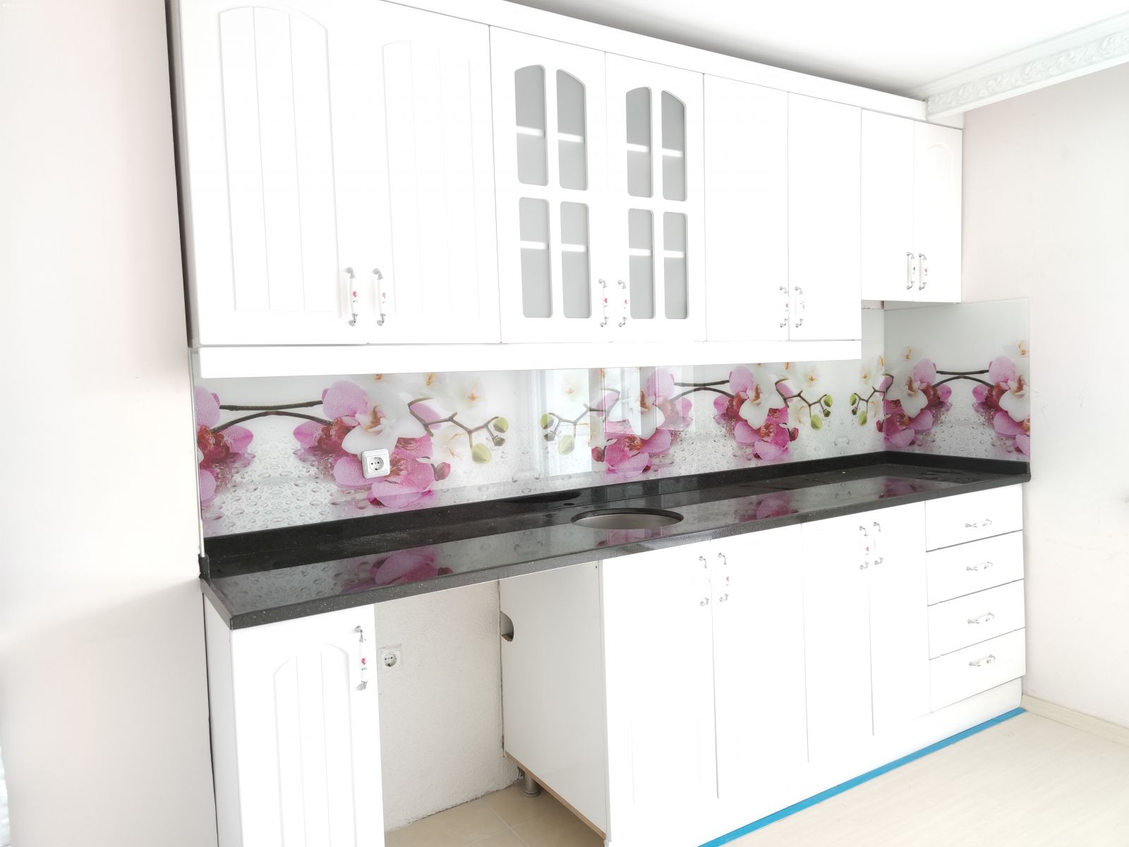 Mutfak tezgah arası cam montajı nasıl yapılır?