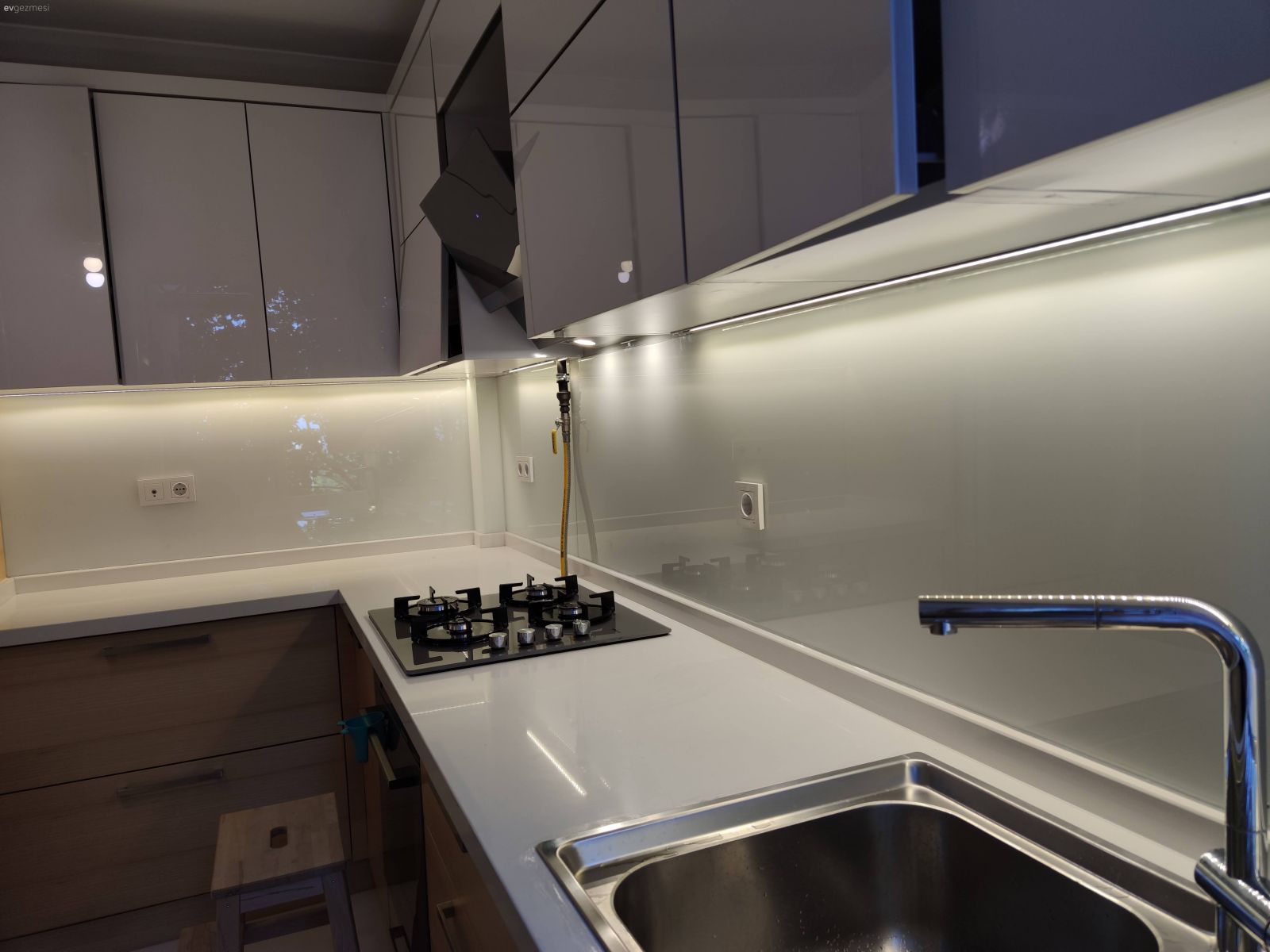 Mutfak tezgah arası cam montajı nasıl yapılır?