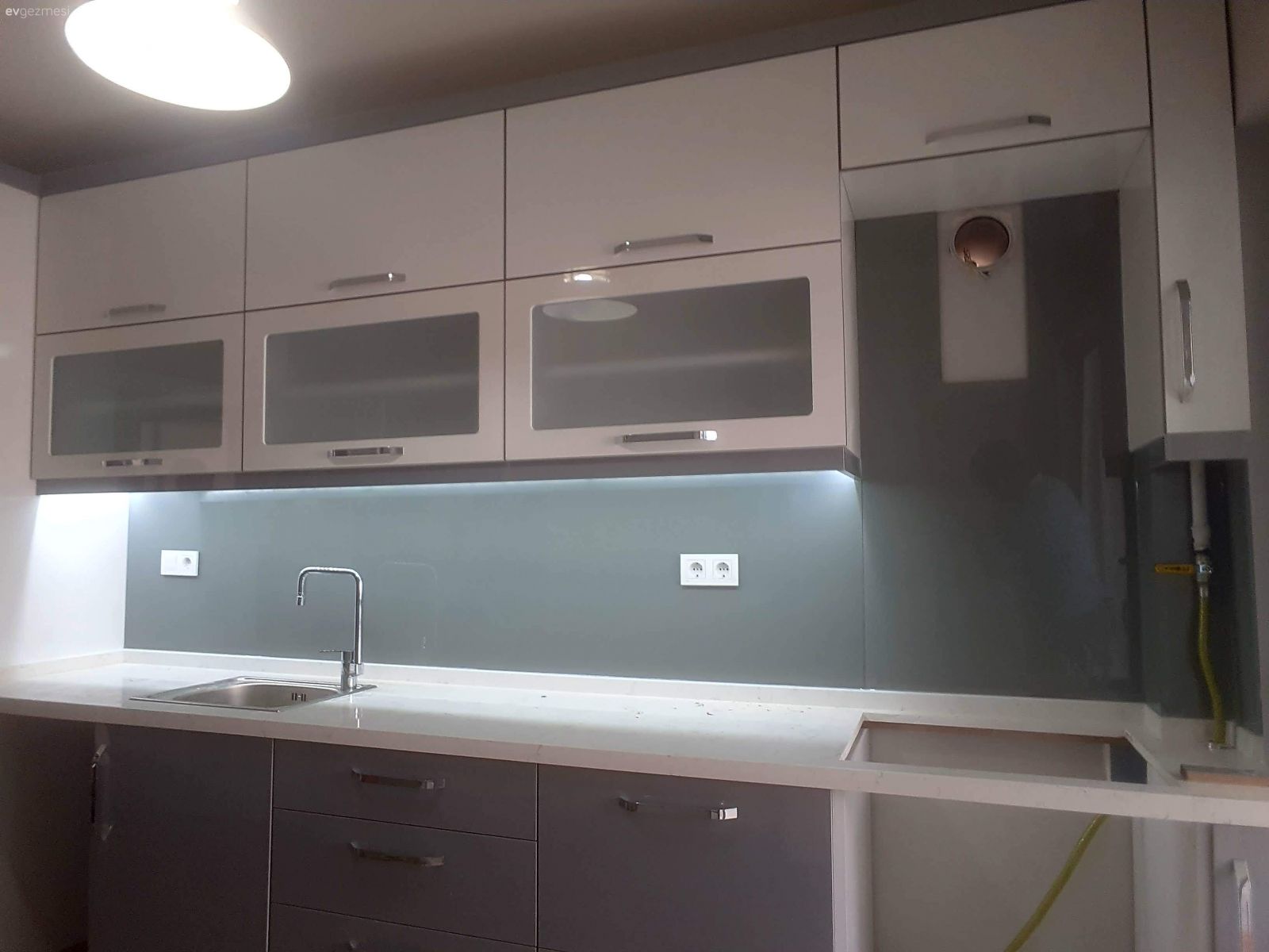 Mutfak tezgah arası cam montajı nasıl yapılır?