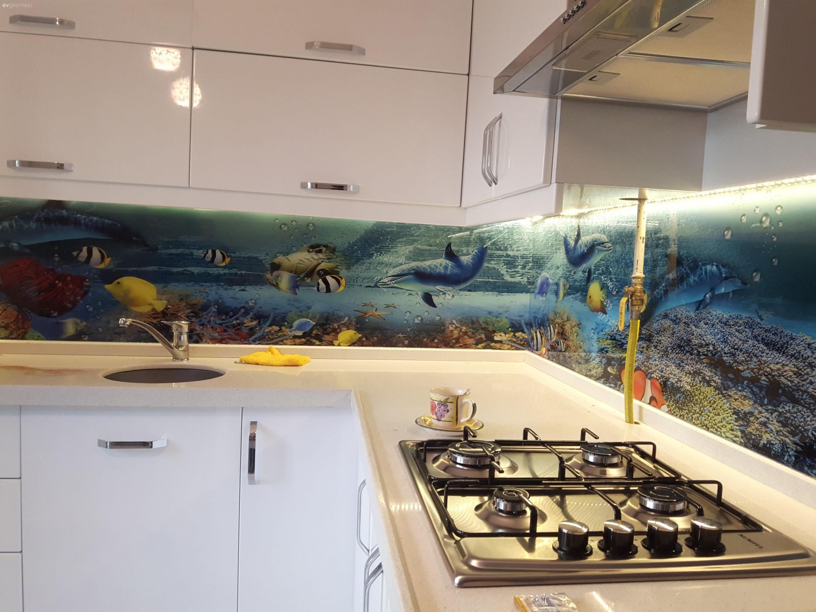 Mutfak tezgah arası cam montajı nasıl yapılır?