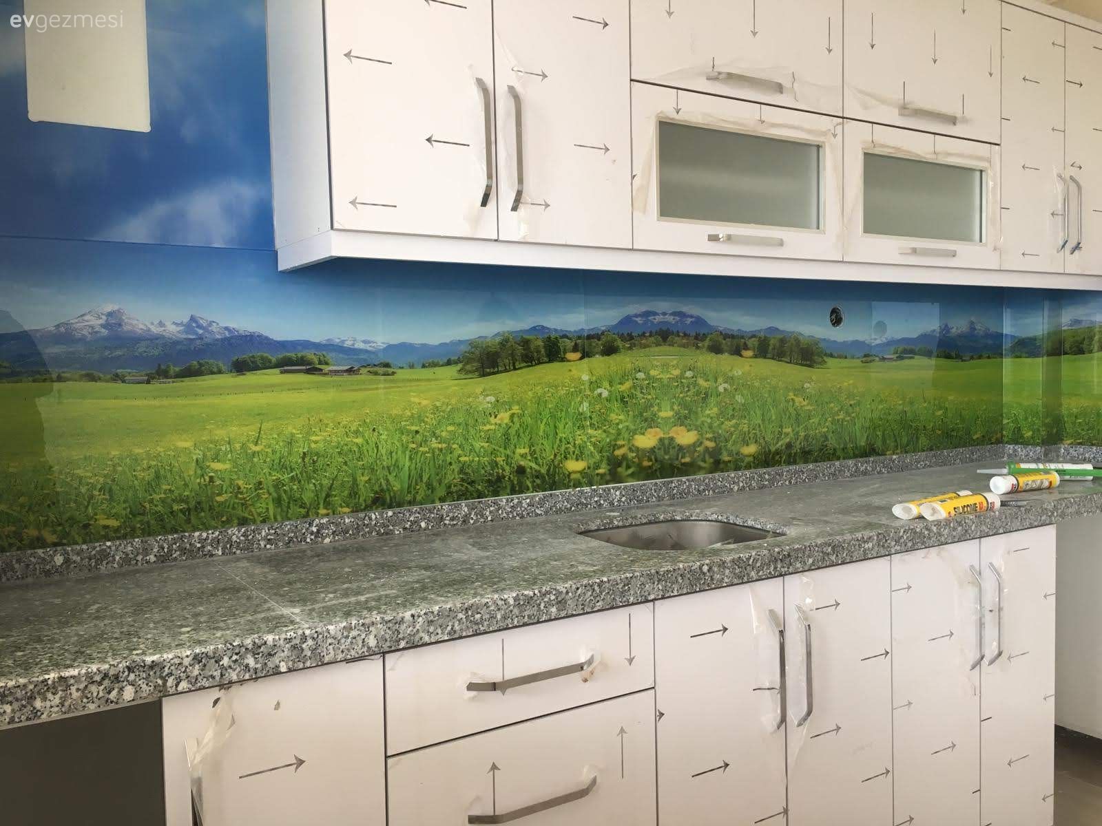 Mutfak tezgah arası cam montajı nasıl yapılır?