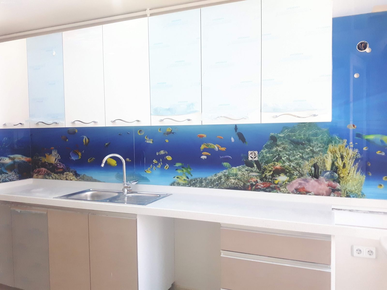 Mutfak tezgah arası cam montajı nasıl yapılır?