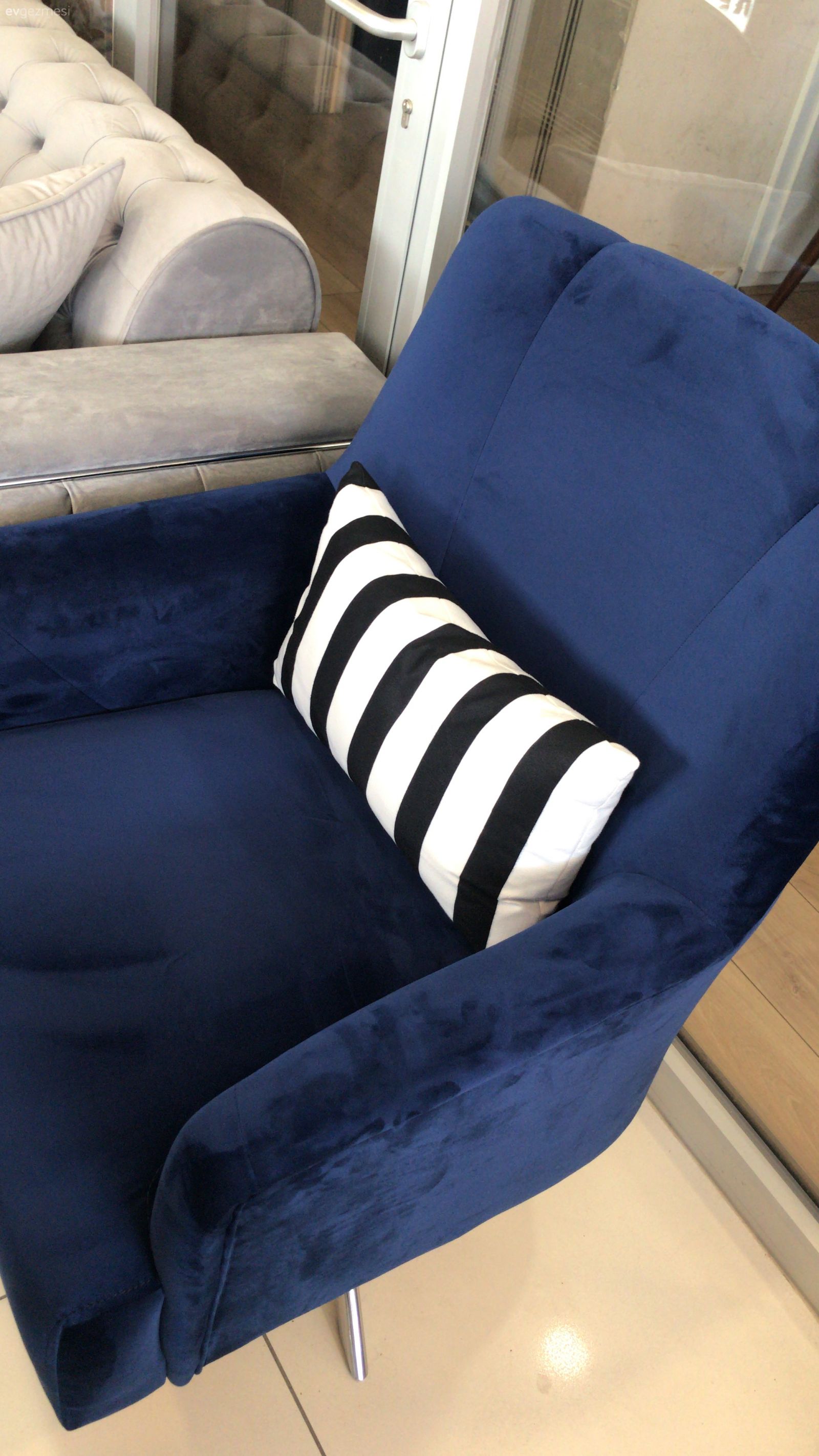 Salon için perde ve halı renk konusunda yardım