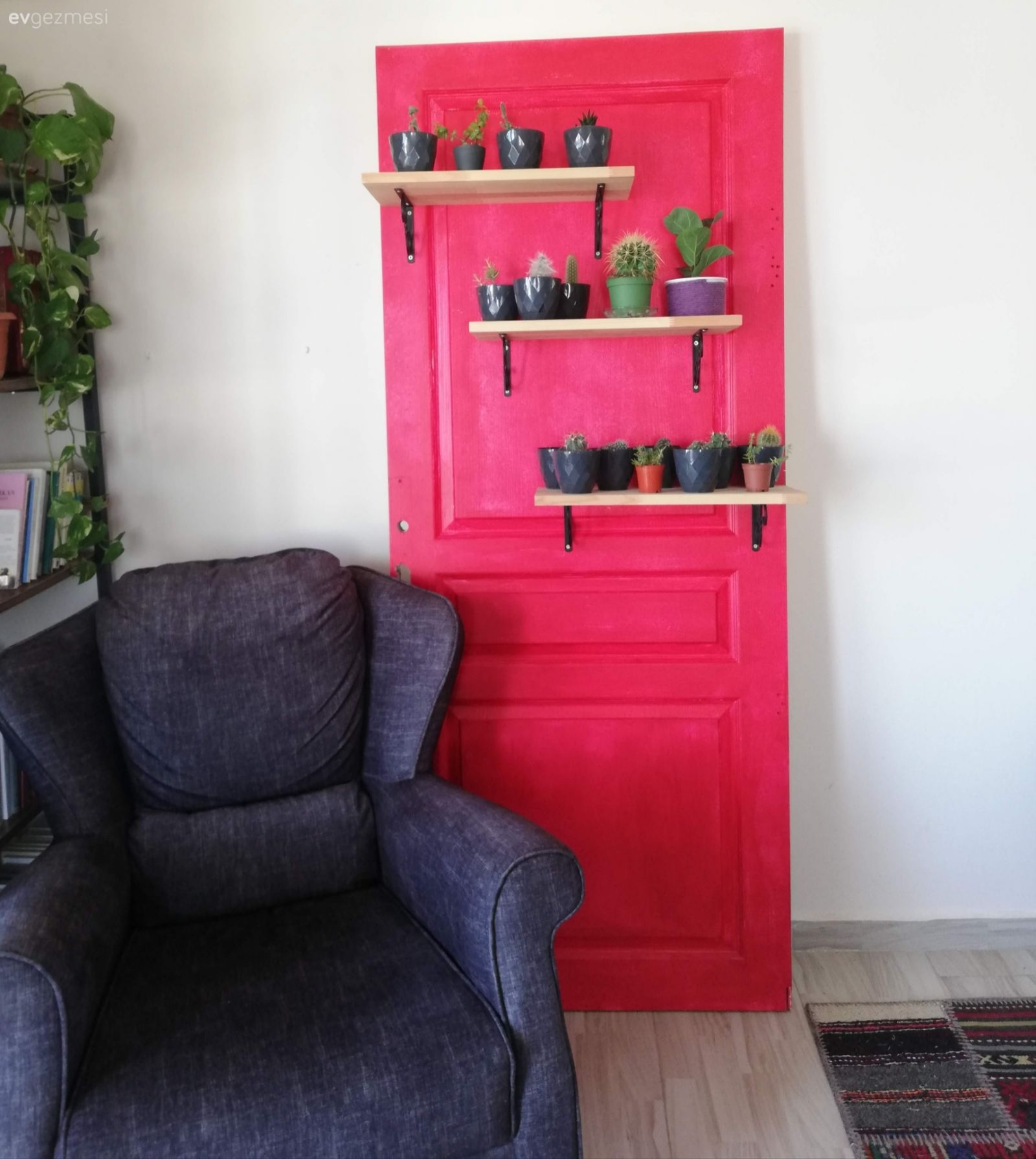 Duvar delmeden raf kullanımı