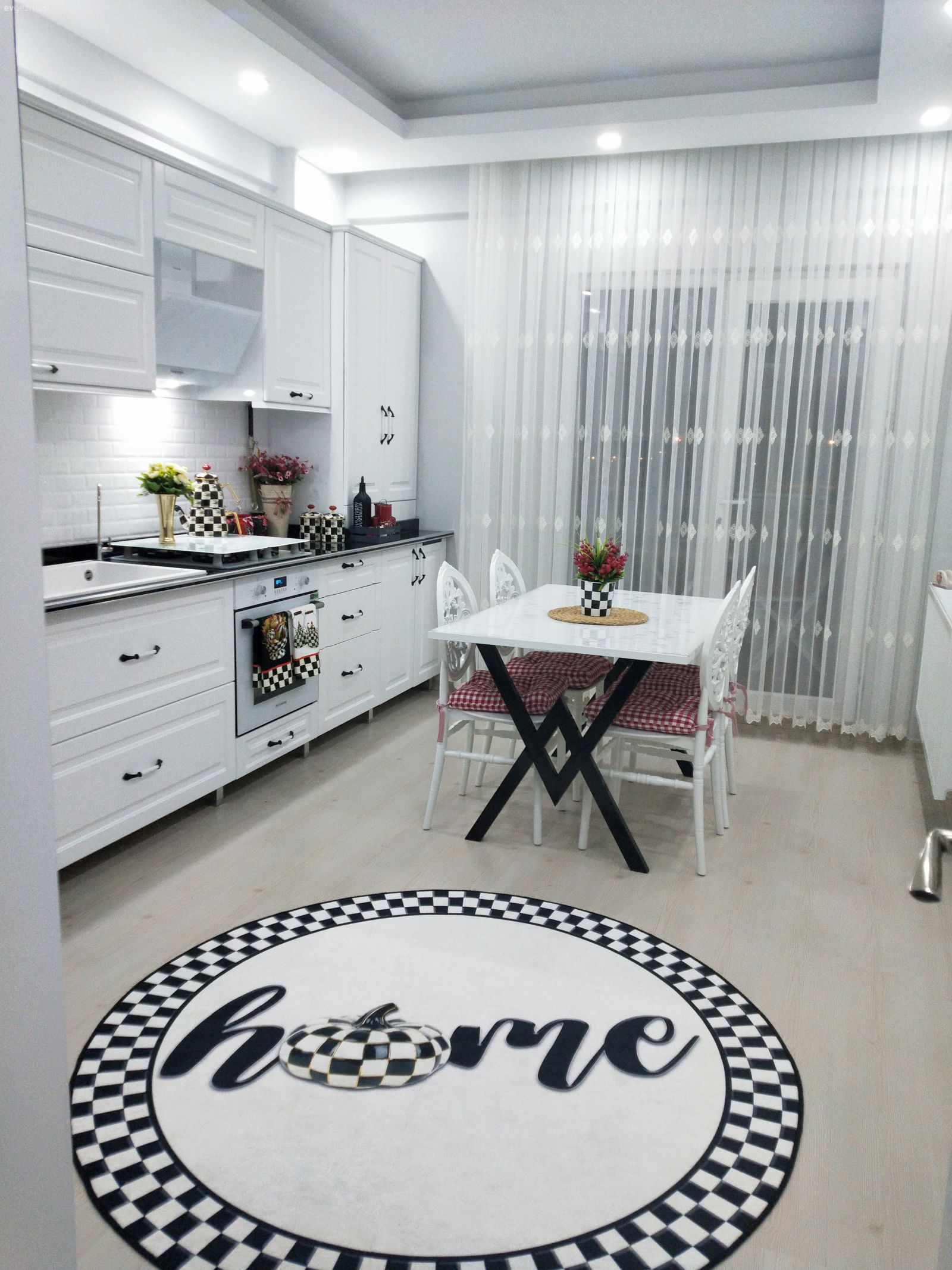 Mutfak, Salon, Balkon ve Antremden Kareler...