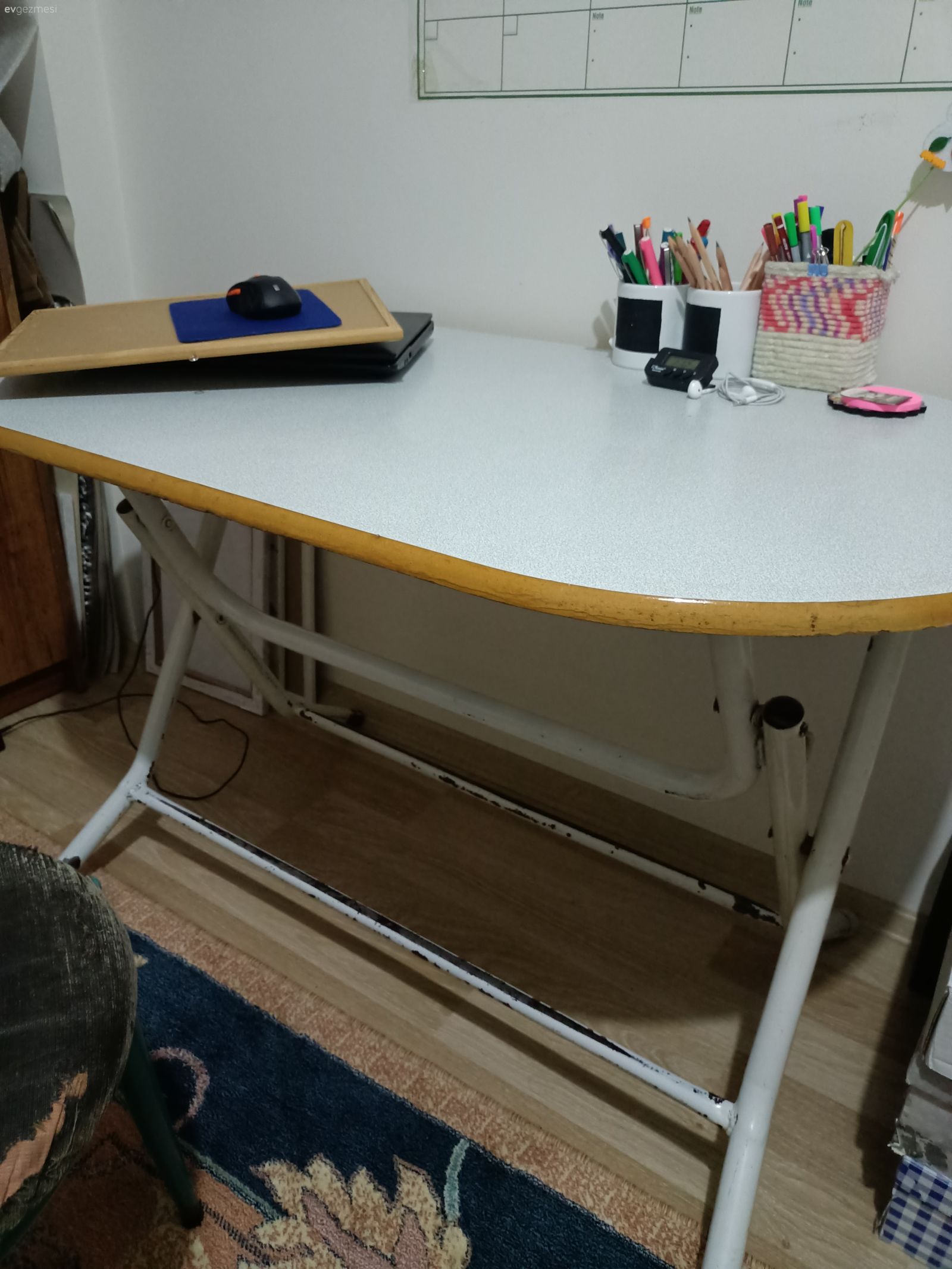 Çalışma masa ve sandalye i yenilemek istiyorum öğrenciyim
